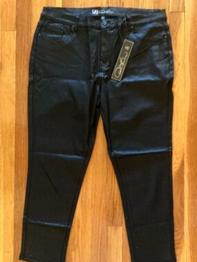 DG2 by Diane Gilman Black Coated. Skinny Jeans.    18PW